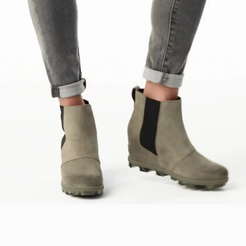 Women's Sorel Joan Of Artic Chelsea Ankle Boots in Olive and Black Size 7.5.
